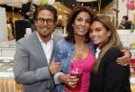 Amstelveen 27 mei 2021
Opening Yoyo tea bar van Rachel Hazes in winkelcentrum Amstelveen.
Andre Hazes zijn vriendinSarah v Soelen en haar ouders zijn ook aanwezig.