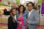 Amstelveen 27 mei 2021
Opening Yoyo tea bar van Rachel Hazes in winkelcentrum Amstelveen.
Andre Hazes zijn vriendinSarah v Soelen en haar ouders zijn ook aanwezig.