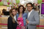 Amstelveen 27 mei 2021
Opening Yoyo tea bar van Rachel Hazes in winkelcentrum Amstelveen.
Andre Hazes zijn vriendinSarah v Soelen en haar ouders zijn ook aanwezig.