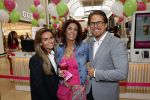Amstelveen 27 mei 2021
Opening Yoyo tea bar van Rachel Hazes in winkelcentrum Amstelveen.
Andre Hazes zijn vriendinSarah v Soelen en haar ouders zijn ook aanwezig.