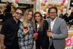 Amstelveen 27 mei 2021
Opening Yoyo tea bar van Rachel Hazes in winkelcentrum Amstelveen.
Andre Hazes zijn vriendinSarah v Soelen en haar ouders zijn ook aanwezig. Djarno Hofland met Manon Kool