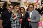 Amstelveen 27 mei 2021
Opening Yoyo tea bar van Rachel Hazes in winkelcentrum Amstelveen.
Andre Hazes zijn vriendinSarah v Soelen en haar ouders zijn ook aanwezig. Djarno Hofland met Manon Kool