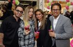 Amstelveen 27 mei 2021
Opening Yoyo tea bar van Rachel Hazes in winkelcentrum Amstelveen.
Andre Hazes zijn vriendinSarah v Soelen en haar ouders zijn ook aanwezig. Djarno Hofland met Manon Kool