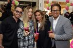 Amstelveen 27 mei 2021
Opening Yoyo tea bar van Rachel Hazes in winkelcentrum Amstelveen.
Andre Hazes zijn vriendinSarah v Soelen en haar ouders zijn ook aanwezig. Djarno Hofland met Manon Kool