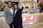 Amstelveen 27 mei 2021
Opening Yoyo tea bar van Rachel Hazes in winkelcentrum Amstelveen.
Andre Hazes zijn vriendinSarah v Soelen en haar ouders zijn ook aanwezig.