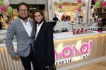 Amstelveen 27 mei 2021
Opening Yoyo tea bar van Rachel Hazes in winkelcentrum Amstelveen.
Andre Hazes zijn vriendinSarah v Soelen en haar ouders zijn ook aanwezig.