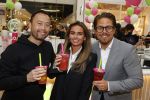 Amstelveen 27 mei 2021
Opening Yoyo tea bar van Rachel Hazes in winkelcentrum Amstelveen.
Andre Hazes zijn vriendinSarah v Soelen en haar ouders zijn ook aanwezig.