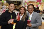 Amstelveen 27 mei 2021
Opening Yoyo tea bar van Rachel Hazes in winkelcentrum Amstelveen.
Andre Hazes zijn vriendinSarah v Soelen en haar ouders zijn ook aanwezig.
