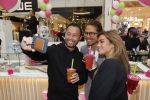 Amstelveen 27 mei 2021
Opening Yoyo tea bar van Rachel Hazes in winkelcentrum Amstelveen.
Andre Hazes zijn vriendinSarah v Soelen en haar ouders zijn ook aanwezig.