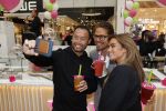 Amstelveen 27 mei 2021
Opening Yoyo tea bar van Rachel Hazes in winkelcentrum Amstelveen.
Andre Hazes zijn vriendinSarah v Soelen en haar ouders zijn ook aanwezig.