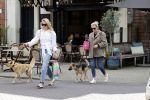 Amsterdam 29 mei 2021
Annekee Molenaar en haar moeder met de honden in Amsterdam zuid.
