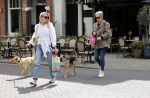 Amsterdam 29 mei 2021
Annekee Molenaar en haar moeder met de honden in Amsterdam zuid.