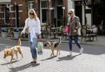 Amsterdam 29 mei 2021
Annekee Molenaar en haar moeder met de honden in Amsterdam zuid.