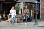 Amsterdam 29 mei 2021
Annekee Molenaar en haar moeder met de honden in Amsterdam zuid.