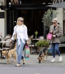 Amsterdam 29 mei 2021
Annekee Molenaar en haar moeder met de honden in Amsterdam zuid.