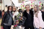 Amstelveen 27 mei 2021
Opening Yoyo tea bar van Rachel Hazes in winkelcentrum Amstelveen.
Andre Hazes zijn vriendinSarah v Soelen en haar ouders zijn ook aanwezig. Annemarie Landzaat met een vriendin en Benjamin Aslan met vriendin