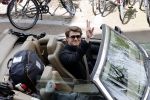 Amsterdam 29 mei 2021
Beau v Erven Dorens in zij Jaguar cabriolet in het centrum van Amsterdam.