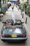 Amsterdam 29 mei 2021
Beau v Erven Dorens in zij Jaguar cabriolet in het centrum van Amsterdam.
