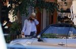 Amsterdam 10 juni 2021
Bridget Maasland doet met haar hondje boodschappen in haar mini cabrio.