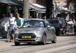 Amsterdam 10 juni 2021
Bridget Maasland doet met haar hondje boodschappen in haar mini cabrio.