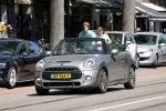 Amsterdam 10 juni 2021
Bridget Maasland doet met haar hondje boodschappen in haar mini cabrio.