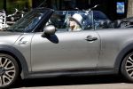 Amsterdam 10 juni 2021
Bridget Maasland doet met haar hondje boodschappen in haar mini cabrio.
