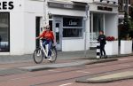 Amsterdam 5 juni 2021
Connei Witteman met haar kleinzoon op fiets en electrische step
