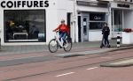 Amsterdam 5 juni 2021
Connei Witteman met haar kleinzoon op fiets en electrische step