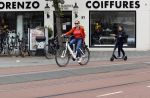 Amsterdam 5 juni 2021
Connei Witteman met haar kleinzoon op fiets en electrische step