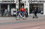 Amsterdam 5 juni 2021
Connei Witteman met haar kleinzoon op fiets en electrische step