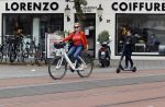 Amsterdam 5 juni 2021
Connei Witteman met haar kleinzoon op fiets en electrische step
