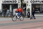 Amsterdam 5 juni 2021
Connei Witteman met haar kleinzoon op fiets en electrische step