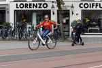 Amsterdam 5 juni 2021
Connei Witteman met haar kleinzoon op fiets en electrische step