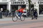 Amsterdam 5 juni 2021
Connei Witteman met haar kleinzoon op fiets en electrische step