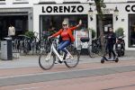 Amsterdam 5 juni 2021
Connei Witteman met haar kleinzoon op fiets en electrische step