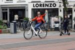 Amsterdam 5 juni 2021
Connei Witteman met haar kleinzoon op fiets en electrische step