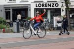 Amsterdam 5 juni 2021
Connei Witteman met haar kleinzoon op fiets en electrische step