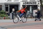 Amsterdam 5 juni 2021
Connei Witteman met haar kleinzoon op fiets en electrische step