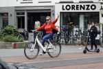 Amsterdam 5 juni 2021
Connei Witteman met haar kleinzoon op fiets en electrische step