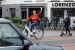 Amsterdam 5 juni 2021
Connei Witteman met haar kleinzoon op fiets en electrische step