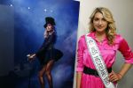 Amsterdam 9 juni 2021
Opening expositie van Monique Collignon in beurs v Berlage. Miss Nederland Denise Speelman