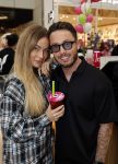 Amstelveen 27 mei 2021
Opening Yoyo tea bar van Rachel Hazes in winkelcentrum Amstelveen.
Andre Hazes zijn vriendinSarah v Soelen en haar ouders zijn ook aanwezig. Djarno Hofland met Manon Kool