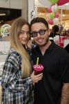 Amstelveen 27 mei 2021
Opening Yoyo tea bar van Rachel Hazes in winkelcentrum Amstelveen.
Andre Hazes zijn vriendinSarah v Soelen en haar ouders zijn ook aanwezig. Djarno Hofland met Manon Kool