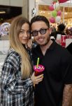 Amstelveen 27 mei 2021
Opening Yoyo tea bar van Rachel Hazes in winkelcentrum Amstelveen.
Andre Hazes zijn vriendinSarah v Soelen en haar ouders zijn ook aanwezig. Djarno Hofland met Manon Kool