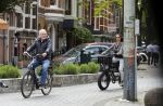 Amsterdam 29 mei 2021
Frank Wisse met zijn nieuwe vriendin Noi Pakon op de fiets in Amsterdam zuid.
