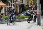 Amsterdam 29 mei 2021
Frank Wisse met zijn nieuwe vriendin Noi Pakon op de fiets in Amsterdam zuid.