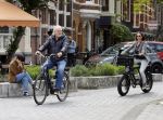 Amsterdam 29 mei 2021
Frank Wisse met zijn nieuwe vriendin Noi Pakon op de fiets in Amsterdam zuid.