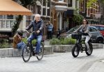 Amsterdam 29 mei 2021
Frank Wisse met zijn nieuwe vriendin Noi Pakon op de fiets in Amsterdam zuid.