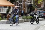 Amsterdam 29 mei 2021
Frank Wisse met zijn nieuwe vriendin Noi Pakon op de fiets in Amsterdam zuid.