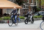 Amsterdam 29 mei 2021
Frank Wisse met zijn nieuwe vriendin Noi Pakon op de fiets in Amsterdam zuid.